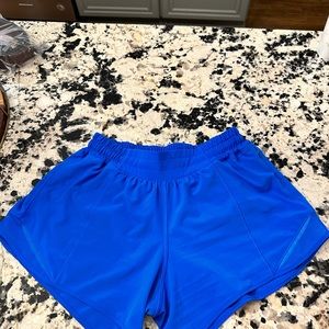 Lululemon poolside hotty hot 4 inch low rise size 6 short